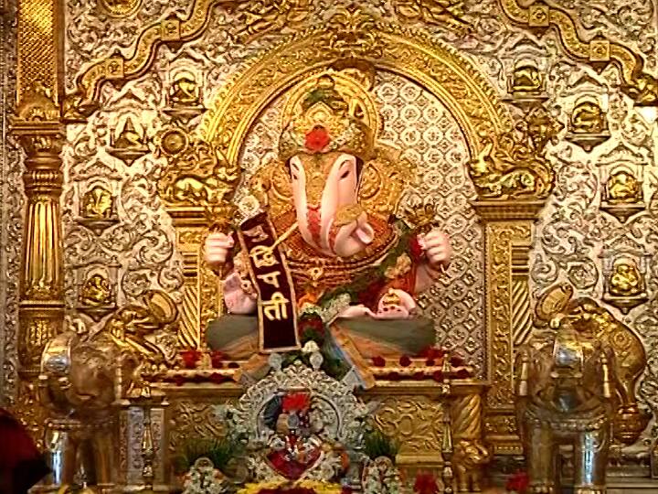 पुण्यातील श्रीमंत दगडूशेठ हलवाई गणपती मंदिर पहाटे पाच वाजता भाविकांसाठी खुले करण्यात आले असून दर्शनासाठी गणेशभक्तांनी रांगा लावल्या आहेत.दगडूशेठ मंदिरावर फुलांची आकर्षक अशी सजावट करण्यात आलेली आहे.श्रीमंत दगडूशेठ हलवाई गणपती मंदिरात राज्यमंत्री दत्ता भरणे यांच्या हस्ते आरती करण्यात आली.राज्य सरकारने अटी शर्ती देऊन मंदिर खुली करण्यास परवानगी दिली मात्र यावेळी सोशल डिस्टन्सिंगचा पूर्णत: फज्जा उडालेला पाहायला मिळाला.