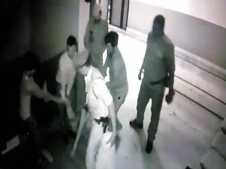 11 दिन बाद सामने आया CCTV फुटेज, मनीष गुप्ता को टांग कर ले जाते दिखे पुलिसवाले