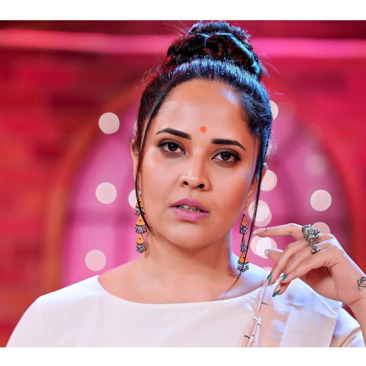 తాజాగా ఆమె మరోసారి వెరైటీ చీరకట్టుతో అదరగొట్టింది. ‘నో గట్స్.. నో గ్లోరీ’ అంటూ ఆ ఫొటోలకు క్యాప్షన్ ఇచ్చింది. - Image Credit: Anasuya Bharadwaj/Instagram