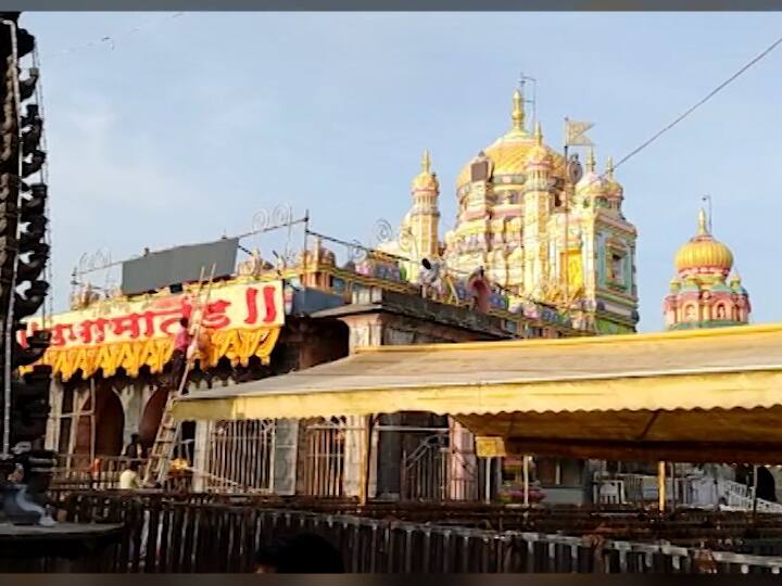 अनेक दिवसापासून बंद असलेली मंदिरे उघडल्याने भाविकांनी दर्शनासाठी तुरळक प्रमाणात गर्दी केलीये आहे. जेजुरीचं खंडेरायाचं मंदिर सकाळी पूजा अर्चा झाल्यानंतर पहाटे 5 वाजल्यापासून मंदिर दर्शनासाठी खुले करण्यात आलंय.. भाविकांना गाभाऱ्यात प्रवेश दिला जाणार नाही. तसेच गर्भवती महिला तसेच 10 वर्षातील मुले आणि 65 वर्षावरील वृद्धांना मंदिरात प्रवेश नसणार आहे.