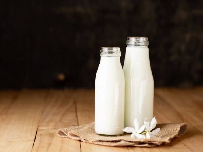 Health Tips These Four Items With Milk For Good Health In Winters | Health  Tips: सर्दियों में खुद की बेहतर करना चाहते हैं देखभाल, दूध में इन चार चीजों  को मिलाकर करें