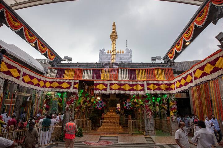 శ్రీదేవి, భూదేవి సమేత శ్రీమలయప్ప స్వామి వారి సమక్షంలో వేద‌మంత్రోచ్ఛార‌ణ‌ మధ్య మంగళవాయిద్యాలు మోగుతుండగా అర్చకులు బంగారు ధ్వజస్తంభంపై గరుడ ధ్వజాన్ని ఎగురవేశారు.