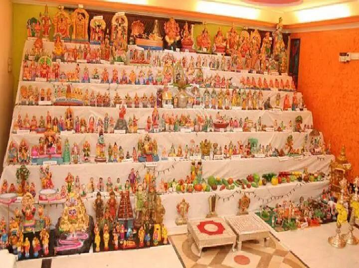 புரட்டாசி நவராத்திரியில் மட்டுமே கொலு வைக்கிறார்கள். வீட்டில் கொலு வைத்தால், அம்பிகை நம் வீட்டில் எழுந்தருளி விட்டாள் என்பது நம்பிக்கையாகும்