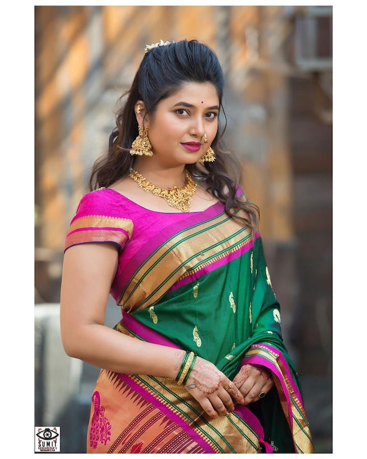 दुसरा दिवस:  नवरात्री उत्सवाच्या दुसऱ्या दिवशी ब्रम्हचारिणी देवीची पूजा केली जाते. ब्रम्हचारिणी देवीला हिरवा रंग प्रिय आहे. प्राजक्ता हिरव्या भरजरी साडीत अगदी उठून दिसतीये, पिंक रंगाचा कॉन्ट्रास्ट ब्लाऊज साडीलाही कॉम्प्लिमेंट करतोय..