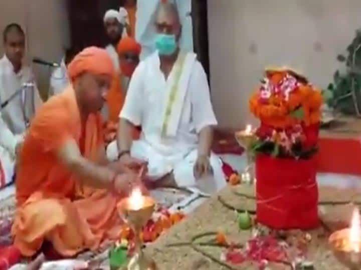 CM Yogi Adityanath in Gorakhnath Mandir: सीएम योगी आदित्यनाथ ने नवरात्रि के पहले दिन गोरखनाथ मंदिर में की देवी की पूजा अर्चना