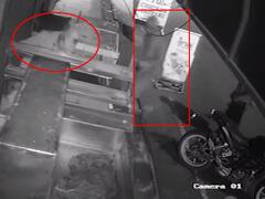 போலீஸ் ஸ்டேஷன் அருகே அடுத்தடுத்து 4 கடைகளில் பூட்டை உடைத்து கொள்ளை!