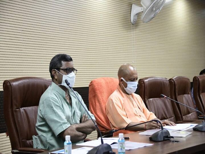 काशी पहुंचे CM योगी, कानून-व्यवस्था और विकास कार्यों को लेकर की समीक्षा बैठक