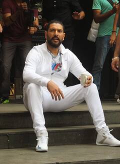हाथ में कप पकड़े किसी स्टोर के बाहर बैठे दिखे Yuvraj Singh, Kareena Kapoor संग लेते दिखे सेल्फी!