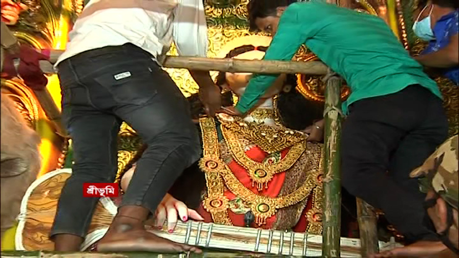 Sreebhumi Sporting Club: ২০ কোটির গয়না দিয়ে সেজেছে শ্রীভূমির দুর্গা, প্রকাশিত ক্লাবের পুজোর গান