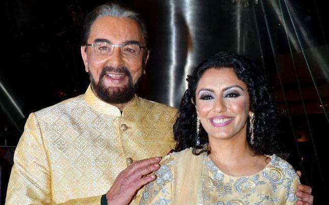 Kabir Bedi: कबीर बेदी ने जिनसे चौथी शादी की है वो उनकी पहली पत्नी से पैदा हुई बेटी पूजा बेदी से 3 साल छोटी है. ऐसे में आप कबीर बेदी और उनकी चौथी पत्नी परवीन दुसांज की उम्र में अंतर का अंदाजा आसानी से लगा सकती हैं. (फोटो – सोशल मीडिया)