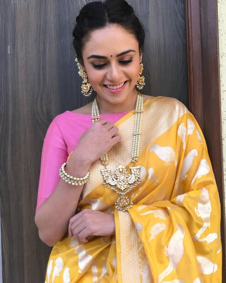 पहिला दिवस नवरात्रीच्या पहिल्या दिवशी शैलपुत्री देवीची पूजा केली जाते. शैलपुत्री देवीला पिवळा रंग आवडतो. पिवळ्या रंगाच्या साडीत अमृता खानविलकर अगदी सुंदर दिसतीये, कपाळावर टिकली आणि मोठे कानातले तिचा लूक पूर्ण करतायत