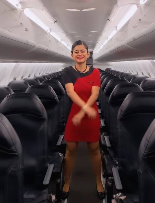SpiceJet Air Hostess Dances Her Heart Out in Empty Flight to AR Rahman’s 'Urvashi' Watch: స్పైస్ జెట్ ఎయిర్ హోస్టస్ విమానంలో డ్యాన్స్... నెట్టింట్లో వీడియో వైరల్