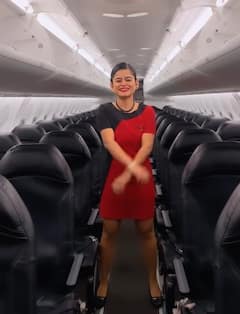 Watch: స్పైస్ జెట్ ఎయిర్ హోస్టస్ విమానంలో డ్యాన్స్... నెట్టింట్లో వీడియో వైరల్