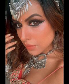 कजरा मोहब्बत वालाः कजरारी आंखें, कानों में झुमका...Nia Sharma के इस लुक पर अटका फैंस का दिल!