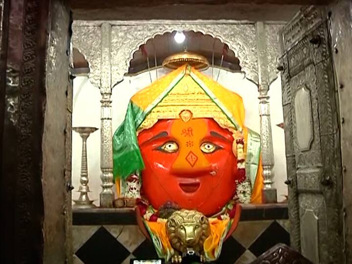 साडेतीन शक्तिपीठांपैकी एक पूर्ण पीठ असलेल्या माहूर येथील रेणुका देवी मंदिर आज नवरात्रीच्या पहिल्या दिवशी भक्तांसाठी खुलं करण्यात आले आहे.पहाटेपासूनच माहूर गडावर मोठ्या प्रमाणावर भक्तांनी गर्दी केलीय.मंदिर प्रशासनाकडून भक्तांना विना मास्क परवानगी दिली जात नसून कोरोना नियमांचे पालन करण्याचे आवाहन केले जात आहे. नवरात्री निमित्त मंदिर आणि परिसरात फुलांची सजावट करण्यात आली आहे.