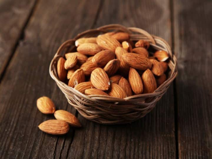 Dry Fruits For Health: ठंड में बादाम खाने से मिलते हैं ढ़ेरों फायदे, शरीर को गर्म और दिमाग को बनाता है मजबूत