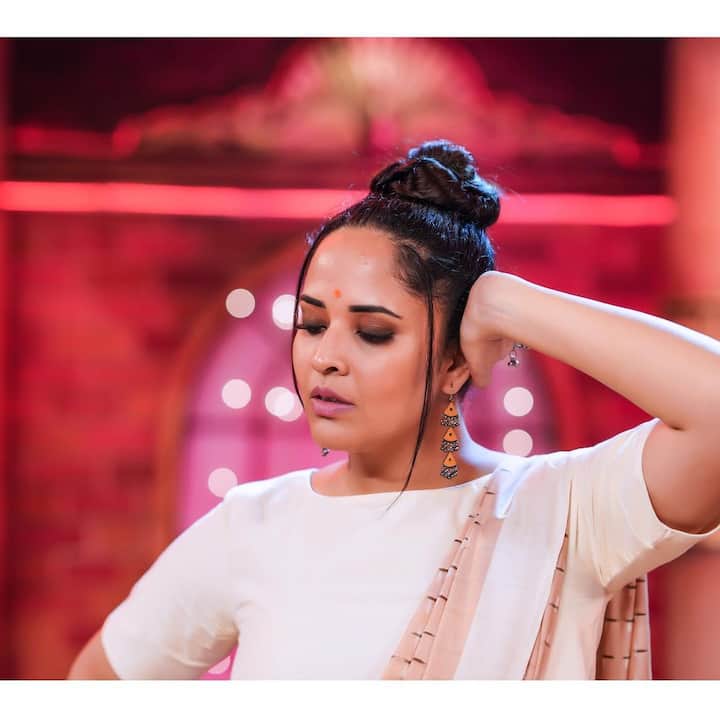 image 5మత్తెక్కించే కళ్లతో మాయ చేస్తున్న అనసూయ.. వెరైటీ చీరకట్టులో రంగమత్త రచ్చ - Image Credit: Anasuya Bharadwaj/Instagram