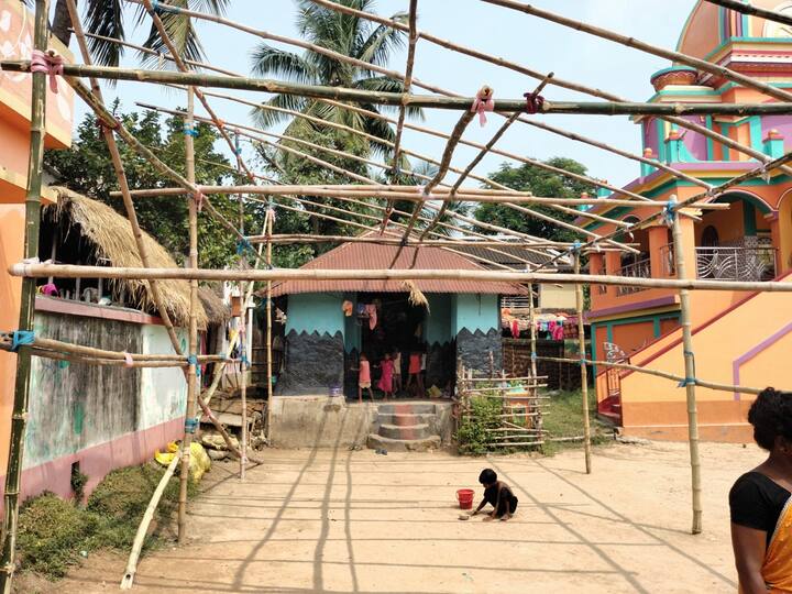 সারাবছর নিজেরা রং মেখে সেজে অন্যদের আনন্দ দিয়ে থাকেন। কিন্তু পুজো কয়েকদিন তারা সাজান মা কে।