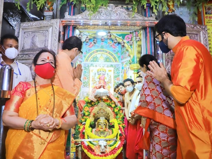 Religious places reopened in Maharashtra Chief Minister Uddhav Thackeray visited Mumba Devi with family महाराष्ट्र में धार्मिक स्थल दोबारा खुले, मुख्यमंत्री ने परिवार समेत किया मुंबा देवी का दर्शन
