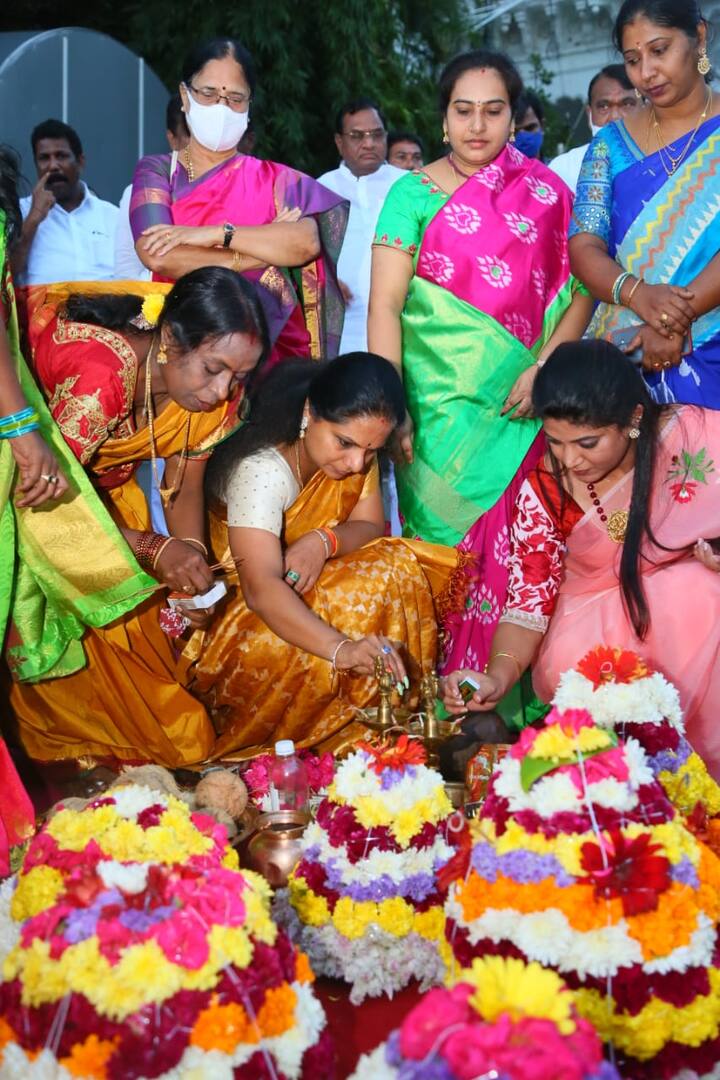 తెలంగాణ శాసనసభ ఆవరణలో ఈరోజు బతుకమ్మ వేడుకలు జరిగాయి. వేడుకల్లో భాగంగా ఎమ్మెల్సీ, తెలంగాణ జాగృతి అధ్యక్షురాలు కల్వకుంట్ల కవిత, పద్మాదేవేందర్ రెడ్డి, సీతక్క బతుకమ్మ ఆడారు.