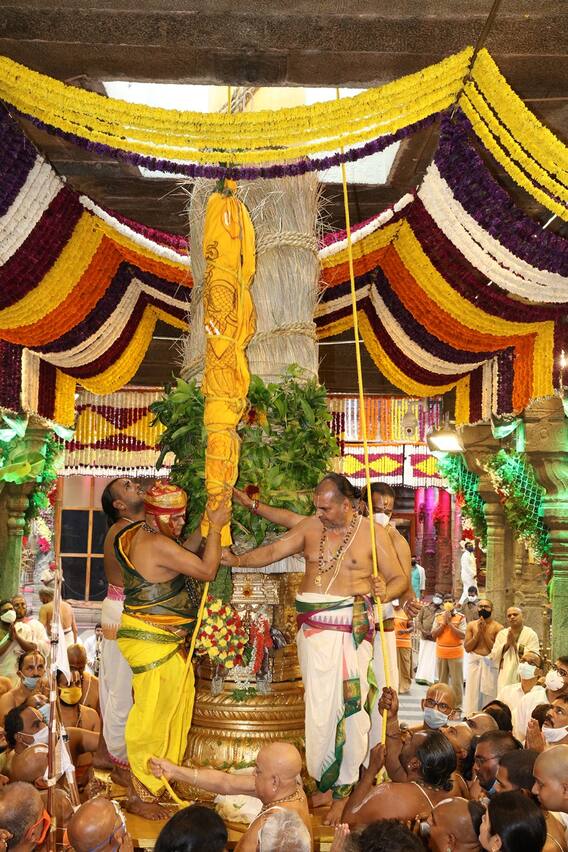 Salakatla Brahmotsavam: ధ్వజారోహణంతో ప్రారంభమైన శ్రీవారి సాలకట్ల బ్రహ్మోత్సవాలు.. గరుడ ధ్వజాన్ని ఎగురవేసిన అర్చకులు..
