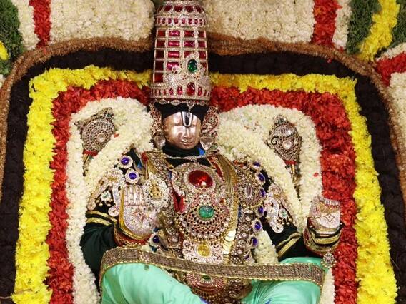 SriVari Brahmotsavam: చిన్నశేష వాహనంపై గీతా కృష్ణుడి అలంకారంలో శ్రీ మలయప్పస్వామి SriVari Brahmotsavam: చిన్నశేష వాహనంపై గీతా కృష్ణుడి అలంకారంలో శ్రీ మలయప్పస్వామి