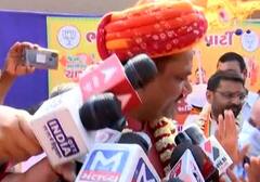 Rajkot : જન આશીર્વાદ લેવા નીકળેલા જીતુ વાઘાણીને પેટ્રોલના ભાવનો સવાલ પૂછાતા ચાલતી પકડી