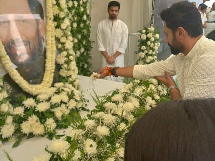 पिछले तीन दशक से रामविलास पासवान का आवास रहे 12 जनपथ पर पहुंचे राहुल गांधी ने चिराग के साथ ही परिवार के अन्य सदस्यों से भी मुलाकात की.