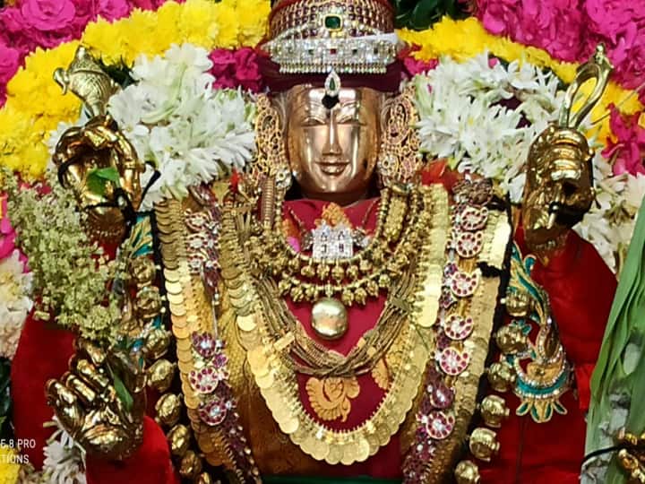 ராஜராஜேஸ்வரி  அம்மன் சிரித்த முகத்துடன் காட்சி.