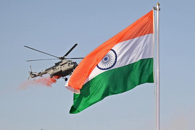 Explained: भारतीय वायुसेना के पास मौजूद है विमानों का विशाल बेड़ा, ताकत देखकर थर्र थर्र कांपता है दुश्मन