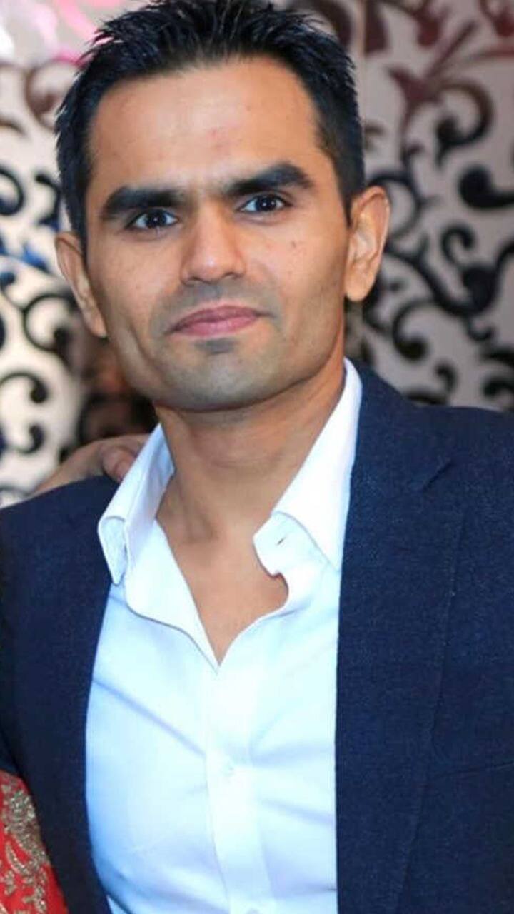 दरअसल, इससे पहले भी समीर वानखेड़े कई हाई प्रोफाइल ड्रग्स केस का खुलासा कर चुके हैं. वहीं समीप वानखेड़े की पत्नी की बात करें तो खुद फिल्म इंडस्ट्री से ताल्लुख रखती हैं और बतौर एक्ट्रेस फिल्मों में एक्टिव हैं. आइए बताते हैं कौन है समीर वानखेड़े की पत्नी...