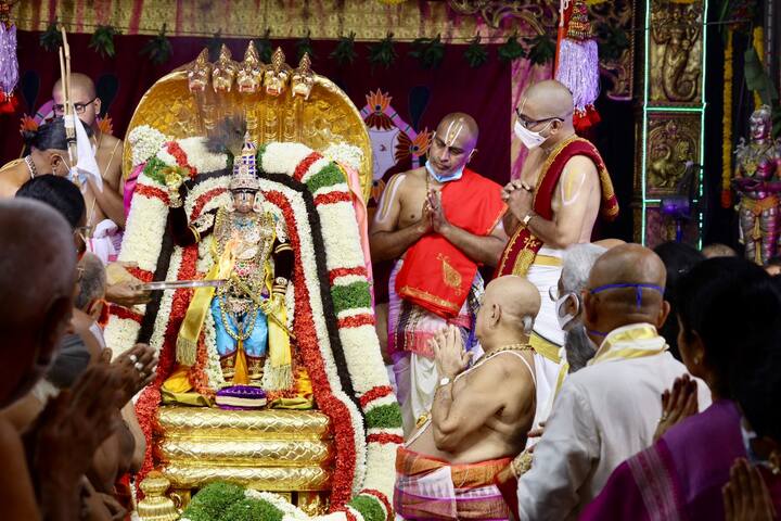 పురాణ ప్రాశస్త్యం ప్రకారం చిన్నశేషుడిని వాసుకి(నాగలోకానికి రాజు)గా భావిస్తారు. శ్రీ వైష్ణవ సంప్రదాయానుసారం భగవంతుడు శేషి, ప్రపంచం శేషభూతం. శేషవాహనం ఈ శేషిభావాన్ని సూచిస్తుంది. చిన్నశేష వాహనాన్ని దర్శిస్తే కుటుంబ శ్రేయస్సుతోపాటు కుండలినీయోగ సిద్ధిఫలం లభిస్తుందని ప్రశస్తి.