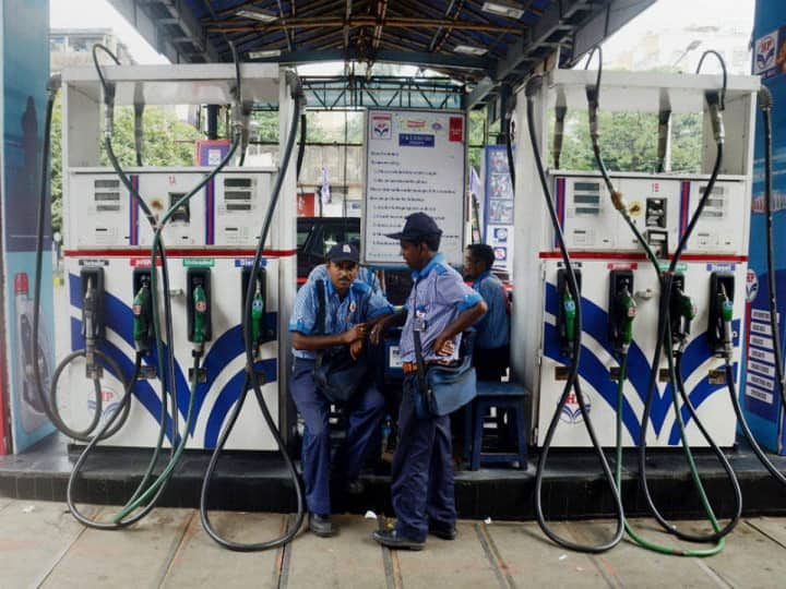 Petrol Diesel Price Today 8 October 2021 know rates fuel price in your city Telangana Andhra Pradesh Amaravati Hyderabad Petrol-Diesel Price, 8 October: అతి స్వల్పంగా తగ్గిన పెట్రోల్, డీజిల్ ధరలు.. ఇక్కడ పెరుగుదల.. మీ ప్రాంతంలో ధరలివీ..