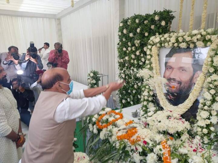 लालू प्रसाद और उनके पुत्र तेजस्वी यादव चिराग से यह आग्रह करते रहे हैं कि वह उनके साथ हाथ मिला लें.