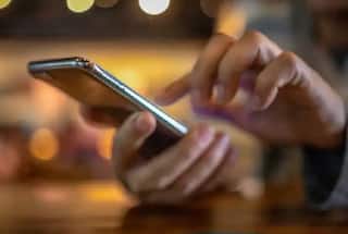 Amazon Navratri Sale: স্মার্টফোনে পাবেন বছরের সস্তা ডিল, জেনে নিন সেরা ৫ ফোনের দাম