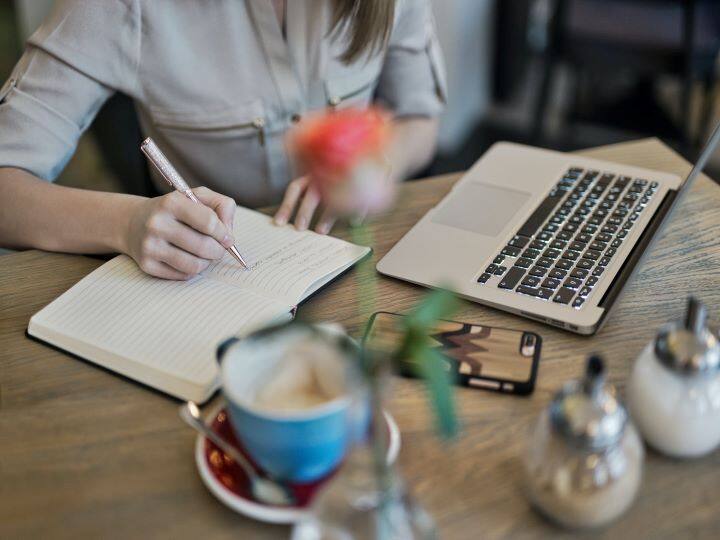 Career in Content Writing: Want to learn Content Writing? You can make a great career by doing these 5 courses Career in Content Writing: कंटेंट राइटिंग सीखना चाहते हैं?  इन 5 कोर्स को कर बना सकते हैं शानदार करियर