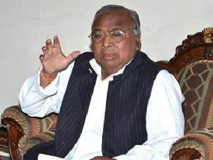 TRS MLA Challa Dharma Reddy allegedly runs car over Bathukamma says V Hanmanth Rao Warangal: బతుకమ్మల పైనుంచి టీఆర్ఎస్ ఎమ్మెల్యే కారు? మండిపడ్డ వీహెచ్, క్షమాపణలు చెప్పాలని డిమాండ్