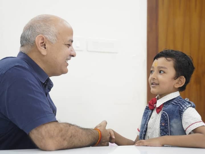 5 साल के बच्चे के टैलेंट के कायल हुए दिल्ली के डिप्टी सीएम मनीष सिसोदिया, फोटो शेयर कर कहा- नया नन्हा दोस्त