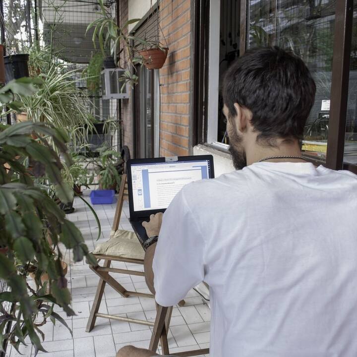 করোনা আবহে এখনও চলছে ওয়ার্ক ফ্রম হোম। এর যেমন অনেক সুযোগ রয়েছে, তেমনি অসুবিধাও। বিশেষ করে ঘাটতি পড়ে যেতে পারে খাবারে পুষ্টির বিষয়টি। কীভাবে পুষ্টি বজায় রাখবেন ?(ছবি সৌজন্যে : Pixabay)