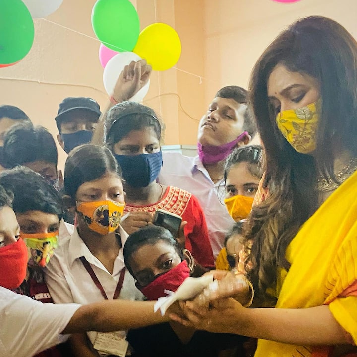 সোশ্যাল মিডিয়ায় ছোটদের সঙ্গে পুজো উৎযাপনের ছবি শেয়ার করেছেন ঋতাভরী। হলুদ পোশাকে ঋতাভরীকে যথারীতি ঝলমলে দেখাচ্ছিল।