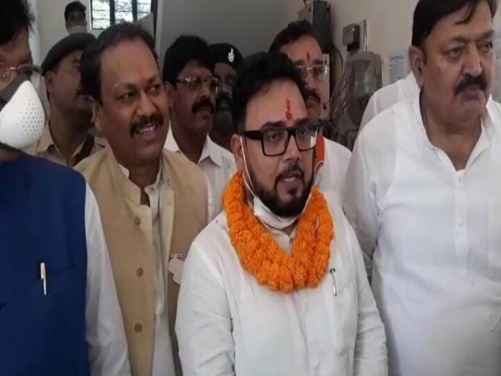 तारापुर सीट से कांग्रेस प्रत्याशी ने किया नामांकन, पार्टी के सीनियर लीडर रहे मौजूद