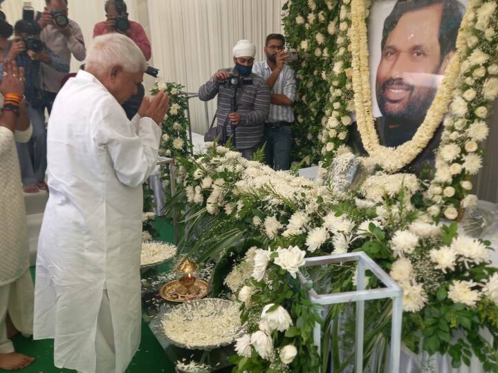 चिराग और उनके चाचा पशुपति पारस के बीच विवाद के बाद लोजपा दो हिस्सों में बंट गई है. लोजपा (रामविलास) का नेतृत्व चिराग और राष्ट्रीय लोक जनशक्ति पार्टी की अगुवाई पशुपति पारस कर रहे हैं.