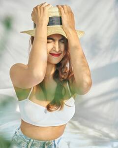 Pooja Hegde pics: கையில் ரோஜா...கொஞ்சம் வெட்கம்...புட்டபொம்மாவின் க்ளிக்...க்ளிக்..க்ளிக்..!