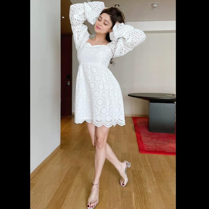 व्हाइट कलर की इस खूबसूरत शॉर्ट ड्रेस में शमिता शेट्टी का स्टाइलिश अंदाज़ देखकर आप भी खुद को उनकी तारीफ करने से रोक नहीं पाएंगे. सॉफ्ट मेकअप उनके लुक को और शानदार बना रहा था.