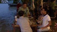 Thailand Flood : थायलंडमध्ये 10 वर्षानंतर महापूर; पूरपरिस्थितीतही अनेकांनी लुटला 'थाई फूड'चा आनंद