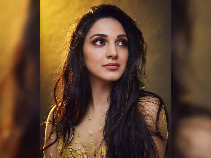 बचपन में ही कर लिया था डेब्यू : एक्ट्रेस कियारा आडवाणी ने साल 2014 में आई फिल्म ‘फगली’ से बॉलीवुड में डेब्यू किया था. हालांकि, ग्लैमर जगत में एक्ट्रेस का डेब्यू बचपन में ही हो गया था, कियारा अपनी मां के साथ बेबी क्रीम के एक विज्ञापन में नज़र आई थीं.