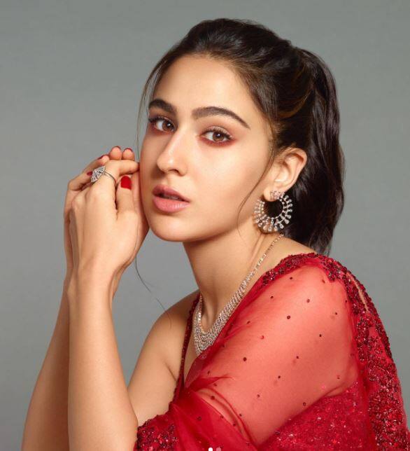 সারার এই নবরূপ দেখে মুগ্ধ নেটিজেনরা। সারা একদম দেশি লুকেই বসে রুটি বানান।