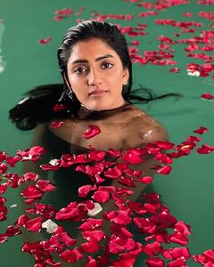 Eesha Rebba Photos: స్విమ్మింగ్ పూల్ లో ఈషారెబ్బ.. ఫొటోలు వైరల్..