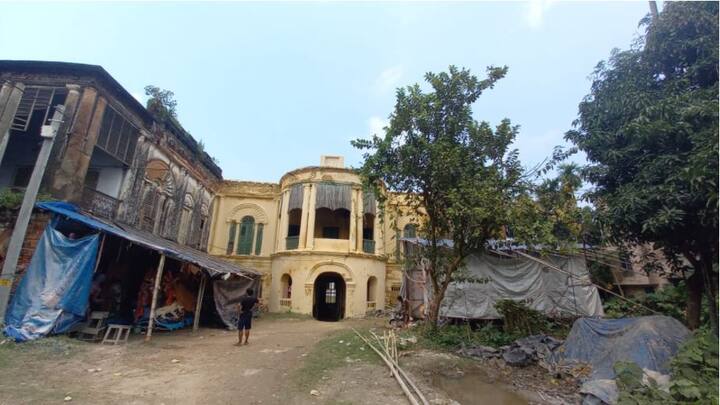 উনি জনাইতেই বসবাস করতেন। এলাকার শ্মশানের একটি অংশে রাজবাড়ি তৈরি করেন কালীপ্রসাদ।