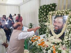 PHOTOS: रामविलास पासवान की पुण्यतिथि पर चिराग से मिलने पहुंचे राहुल गांधी, राजनाथ सिंह और लालू यादव समेत कई नेता